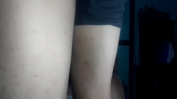 Se pone un vestido de red blanco y cogemos de perrito