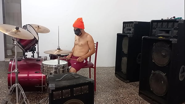 LA REINA DE LA BANDA DE ROCK TENIENDO SEXO EL DIA DE HALLOWEEN CON EL AMERICANO ATLETICO DE GRAN PENE!! LA ZORRA DISFRUTA FOLLANDO Y MONTA COMO UNA PUTA EN EL DEPARTAMENTO DE ENSAYOS MUSICALES.