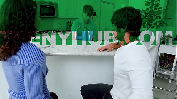 Johnny’s Risky Blowjob: Nicole’s Thrilling Sex