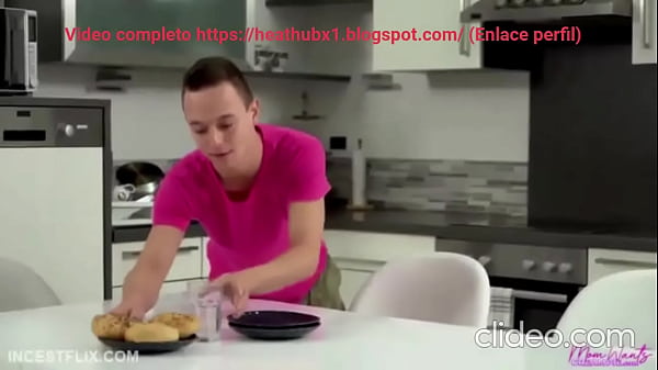 Masaje a la madrastra acaba en sexo (Sub español) video completo enlace perfil