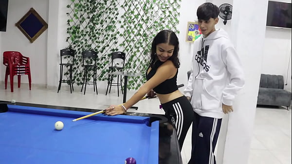 Hermanastro pervertido enseña a su hermanastra latina a jugar billar para después follar su concha – porno en espanol